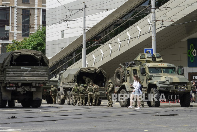   Prajurit dari perusahaan militer swasta (PMC) Wagner Group berpatroli di sebuah jalan di Rostov-on-Don, Rusia selatan, 24 Juni 2023. Kendaraan keamanan dan lapis baja dikerahkan setelah pasukan Wagn