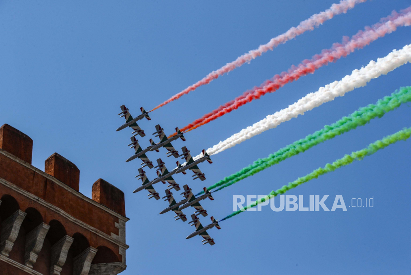 Tim aerobatic Frecce Tricolori dari Angkatan Udara Italia terbang di atas kota Roma saat keadaan darurat karena Coronavirus Covid-19, Italia, Sabtu (25/4). Aksi itu dilakukan untuk memperingati hari Pembebasan Italia untuk mengenang berakhirnya pendudukan Nazi selama Perang Dunia II dan kemenangan Perlawanan di Italia