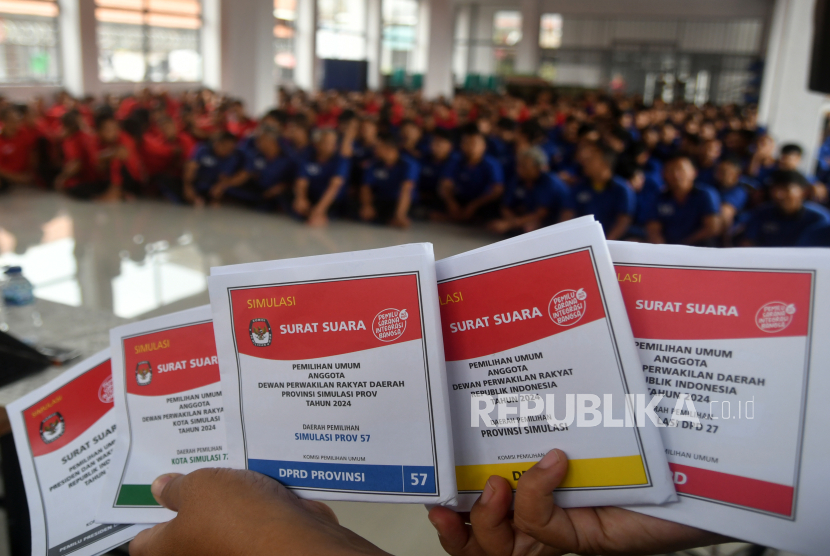 Petugas KPU Kota Bogor menunjukkan contoh surat suara saat sosialisasi Pemilu 2024 kepada warga binaan di Lapas Kelas IIA Paledang, Kota Bogor, Jawa Barat, Sabtu (3/2/2024). Sosialisasi yang diikuti sebanyak 558 warga binaan Lapas Kelas IIA Paledang yang masuk dalam Daftar Pemilih Tetap (DPT) Pemilu 2024 dan 50 persen diantaranya adalah pemilih pemula tersebut bertujuan agar warga binaan mampu memahami tata cara pemungutan suara yang akan dilaksanakan pada 14 Februari. 
