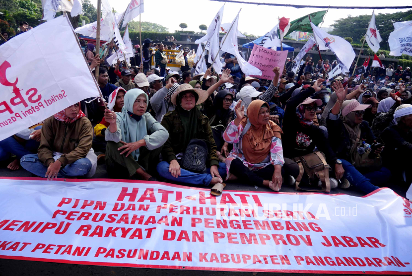 Ribuan massa mengikuti aksi Panggung Rakyat bertajuk Lingkungan Alam Milik Rakyat, Bukan Milik Penguasa atau Raja bersama Walhi dan sejumlah organisasi terkait lainnya, di depan Gedung Sate, Kota Bandung, Selasa (10/6/2025). Aksi demo para petani dalam rangka Hari Lingkungan Hidup Sedunia ini menuntut agar pemerintah memperhatikan nasib petani, dan berbagai masalah lingkungan di Jawa Barat.