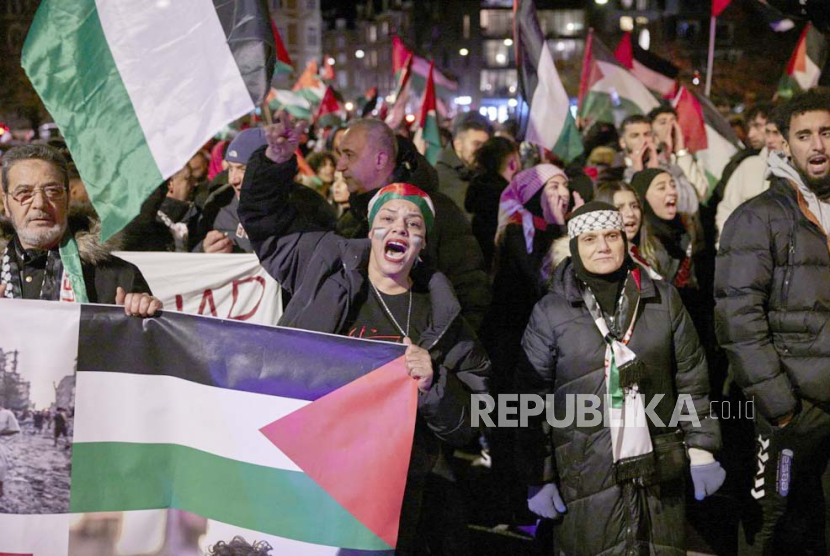 Demonstran mendukung Palestina di Aarhus, Denmark, 31 Oktober 2023. 