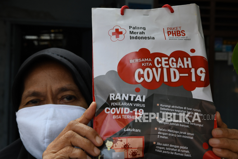 [Ilustrasi] Warga menunjukan bantuan paket perlengkapan Perilaku Hidup Bersih dan Sehat (PHBS) dari Palang Merah Indonesia (PMI) di kawasan Cempaka Putih Barat, Jakarta, Senin (13/4/2020). PMI Pusat secara bertahap akan membagikan 500 ribu bantuan paket PHBS dan melakukan penyemprotan disinfektan untuk membantu masyarakat yang terdampak COVID-19 agar bisa menerapkan hidup bersih dan sehat selama pandemi