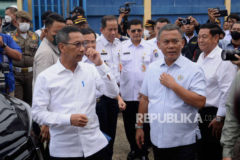 Penjabat (Pj) Gubernur DKI Jakarta Heru Budi Hartono (kiri) dan Ketua DPRD DKI Jakarta Prasetyo Edi Marsudi (kanan) saat meninjau Rumah Pompa Waduk Pluit, Jakarta Utara, Rabu (19/10/2022).