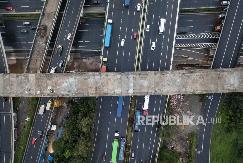 Foto udara lokasi pembangunan proyek Kereta Cepat Jakarta-Bandung (KCJB) di Cikunir, Bekasi, Jawa Barat, Selasa (2/11/2021). 