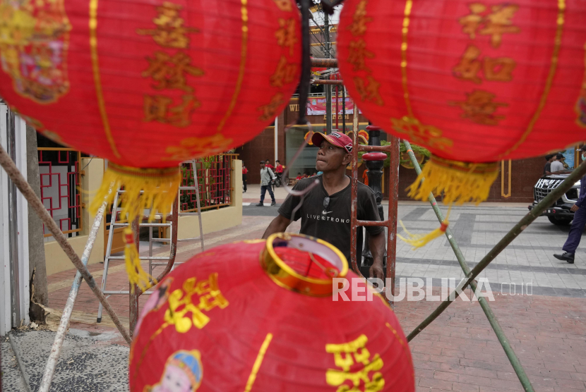 Seorang pekerja memasang lampion untuk perayaan Tahun Baru Imlek (ilustrasi). Ribuan lampion menghiasi kawasan Kota Lama, Tanjungpinang, Provinsi Kepulauan Riau (Kepri) menyambut perayaan Tahun Baru Imlek 2023/2574.