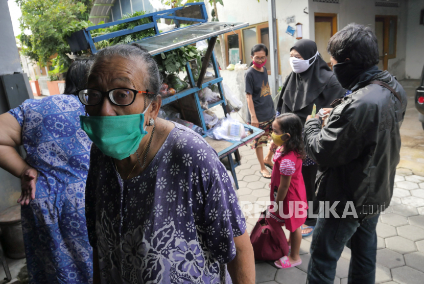 Warga menggunakan masker saat membeli sayur pada pedagang keliling di Baciro, Yogyakarta, Senin (2/11). Kewajiban menggunakan masker di lingkup desa kawasan Yogyakarta menjadi aturan untuk mengendalikan penyebaran Covid-19. Namum, masih ada beberapa warga yang nekat mengindahkan penggunaan masker.