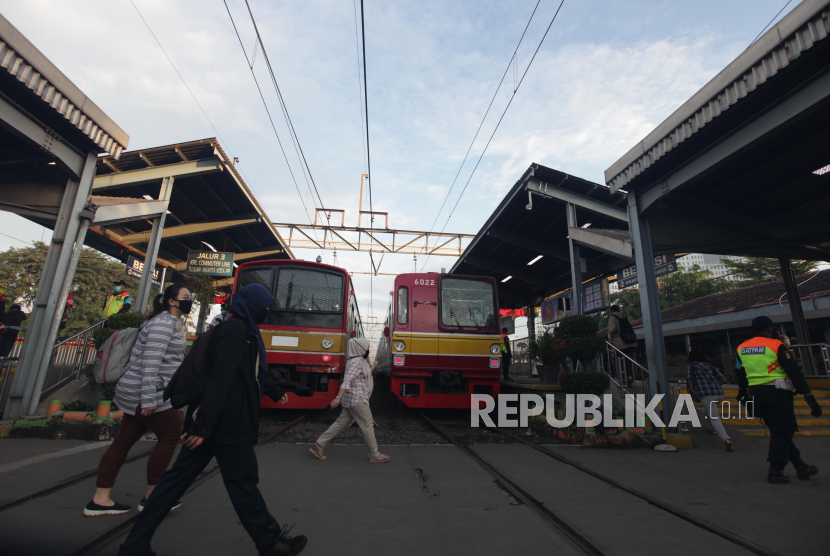 Aktivitas calon penumpang KRL Commuter Line di Stasiun Bekasi, Jawa Barat, Selasa (5/5).  Kementerian Perhubungan (Kemenhub) masih terus memastikan pelaksanaan protokol kesehatan di berbagai moda transportasi termasuk KRL. 