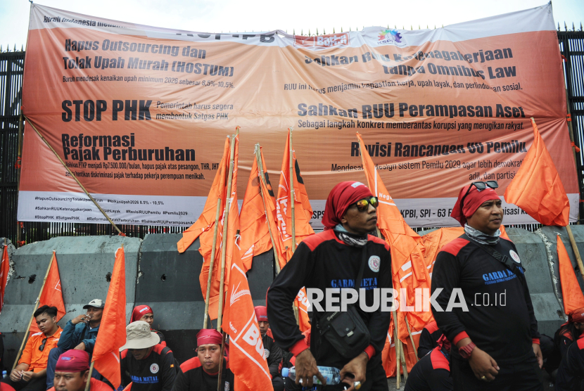 Sejumlah buruh saat melakukan aksi unjuk rasa di depan Kompleks Parlemen, Jakarta, Kamis (28/8/2205). Para buruh kembali turun ke jalan dengan membawa beberapa tuntutan diantaranya menuntut kenaikan UMP tahun 2026 sebesar 8,5–10,5% serta minta hapus sistem Outsourcing.