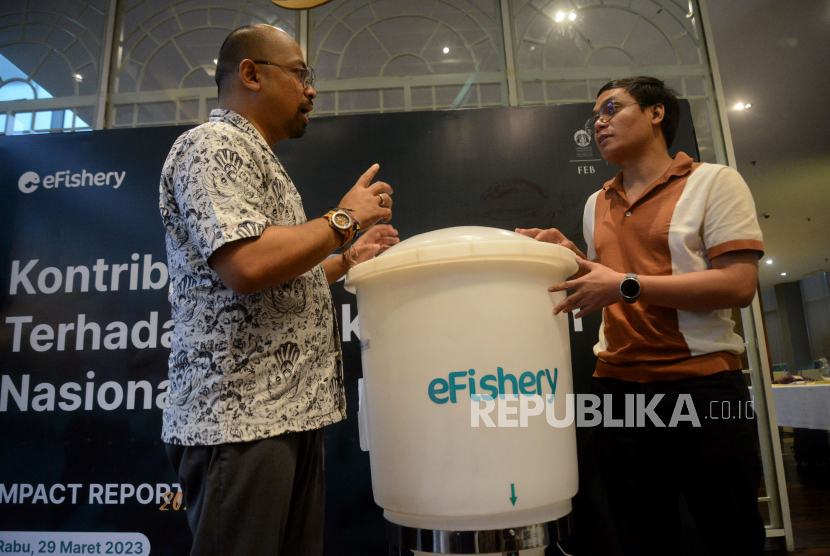 CEO eFishery Gibran Huzaifah (kanan) berbincang bersama Wakil Kepala Lembaga Demografi Fakultas Ekonomi dan Bisnis Universitas Indonesia (LD FEB UI) Paksi C.K.Walandouw (kiri).