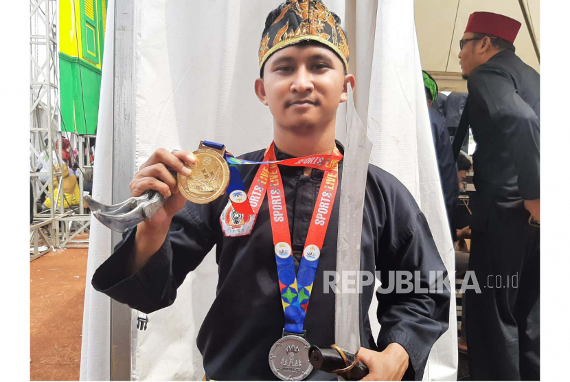 Yazid Hanif Kurniawan usai tampil di Lebaran Depok 2023 di Sawangan, Sabtu (20/5/2023). Ia adalah putra asli Kota Depok yang mendapat medali emas dan perak cabang olahraga Kun Bokator di kancah SEA Games Kamboja. 
