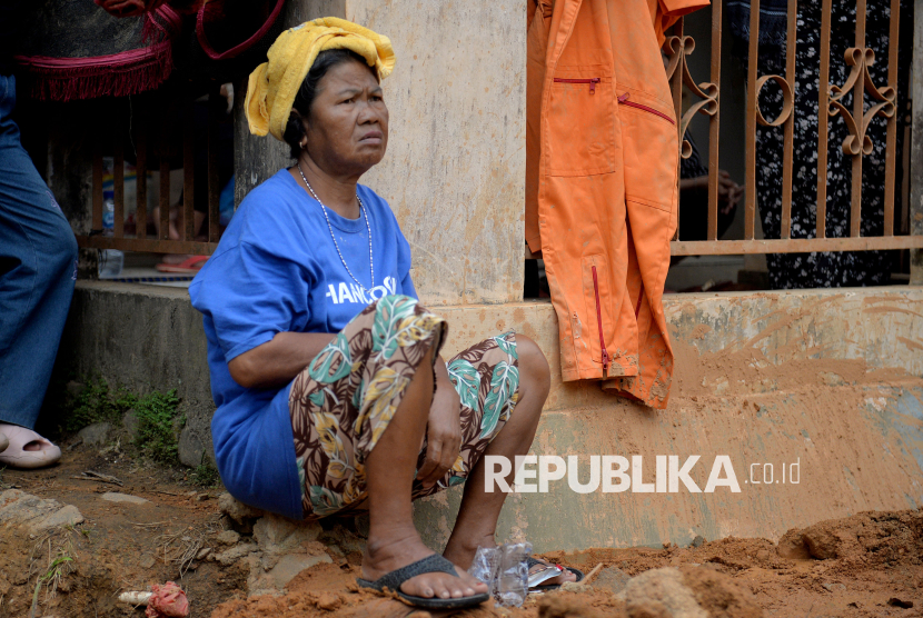 Keluarga menunggu proses evakuasi kerabatnya yang menjadi korban bencana tanah longsor di Aek Manis, Sibolga, Sumatera Utara, Jumat (5/12/2025). Bencana tanah longsor di Aek Manis, Sibolga menewaskan 43 orang warga. Di hari kesembilan proses evakuasi, 42 jenazah korban telah berhasil ditemukan, sedangkan satu jenazah warga lainnya masih dalam pencarian.