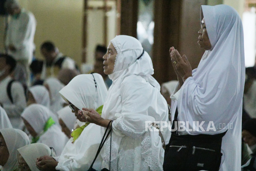 Calon jamaah haji (calhaj) Kota Bandung tahun 2023, berdoa usai pelepasan dan bimbingan calhaj, di Masjid Pusdai, Kota Bandung, Sabtu (20/5/2023). Kloter pertama calhaj asal Kota Bandung rencananya akan diberangkatkan pada 29 Mei 2023. Adapun kloter terakhir pada Juni 2023. Tahun ini Kota Bandung menyiapkan tiga titik pemberangkatan calhaj, yaitu di Markas Polda Jabar, Kodam III/Siliwangi, dan Kantor Kemenag Kota Bandung.