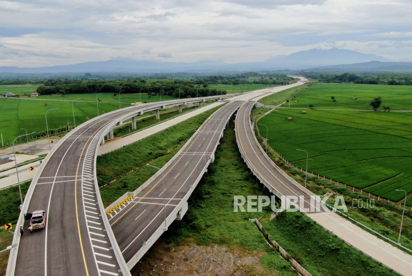 Suasana pembangunan Tol Cileunyi-Sumedang-Dawuan (Cisumdawu) seksi 6 di Kabupaten Majalengka, Jawa Barat, Rabu (28/12/2022). Menurut Kementerian Koordinator Bidang Perekonomian melalui Komite Percepatan Penyediaan Infrastruktur Prioritas (KPPIP) pembangunan jalan tol tersebut ditargetkan dapat digunakan padaa lebaran 2023 untuk akses jalan menuju Bandara Kertajati serta mengurai kemacetan jalan Nasional Bandung ke Majalengka. Kemenhub: Arab Saudi Pastikan Bandara Kertajati Siap Layani Penerbangan Haji