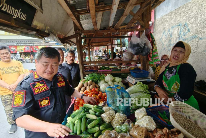 Bupati Garut, Rudy Gunawan melakukan pengecekan harga bahan pokok di Pasar Mandalawangi, Kecamatan Garut Kota, Kabupaten Garut, Kamis (23/11/2023). 