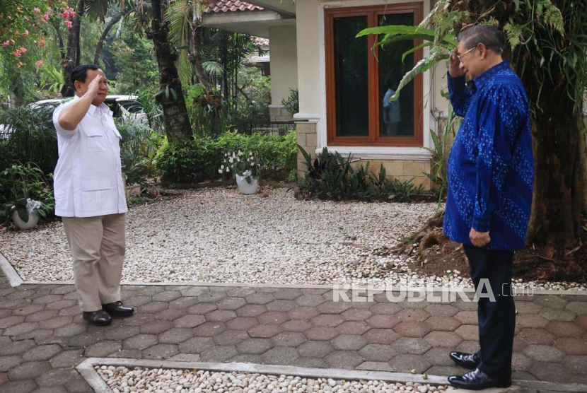 Capres nomor urut 2 Prabowo Subianto menemui Ketua Majelis Tinggi Partai Demokrat, Susilo Bambang Yudhoyono (SBY) di Puri Cikeas, Kabupaten Bogor, Rabu (25/10/2023) pagi.