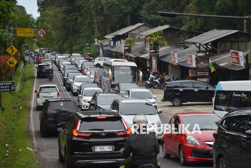 Kepadatan kendaraan di kawasan perbatasan Subang dan Lembang, Kabupaten Bandung Barat