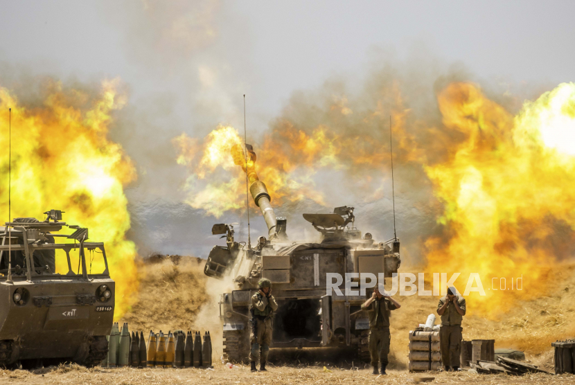 Satu unit artileri Israel menembak ke arah sasaran di Jalur Gaza, di perbatasan Gaza Israel, Rabu, 12 Mei 2021.