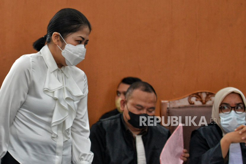 Terdakwa kasus dugaan pembunuhan berencana terhadap Brigadir Nofriansyah Yosua Hutabarat, Putri Candrawathi (tengah) bersiap menjalani sidang lanjutan di Pengadilan Negeri Jakarta Selatan, Senin (12/12/2022).