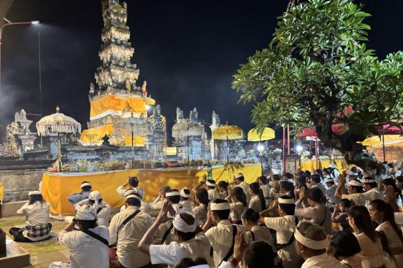 Ribuan Umat Hindu Bali Peringati Hari Suci Siwaratri di Pura Jagatnatha