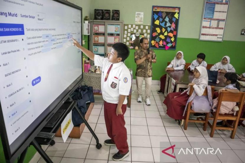Papan interaktif pintar jadi daya tarik baru bagi siswa dalam belajar.