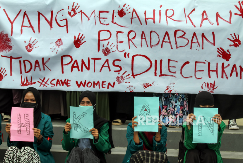 Sejumlah aktivis perempuan  Korps HMI-Wati menggelar aksi stop kekerasan dan pelecehan seksual terhadap perempuan di Lhokseumawe, Aceh, Kamis (9/12/2021). Dalam aksi tersebut mereka memprotes kejahatan pelecehan seksual yang masih sering terjadi terhadap perempuan serta mendesak aparat penegak hukum bertindak tegas terhadap pelaku kejahatan pelecehan seksual. 