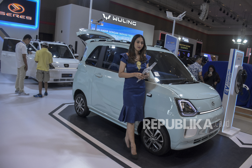 Pengunjung melihat mobil listrik yang dipajang pada pameran otomotif Gaikindo Indonesia International Auto Show (GIIAS) Bandung 2023.