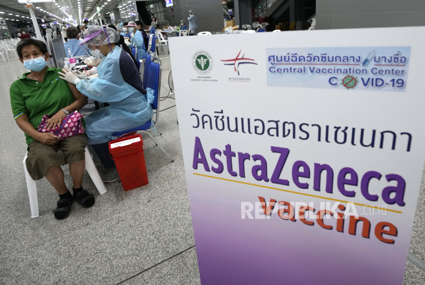 Seorang petugas kesehatan memberikan dosis vaksin AstraZeneca COVID-19 kepada seorang wanita di Pusat Vaksinasi Pusat di Bangkok, Thailand, Rabu, 14 Juli 2021. 