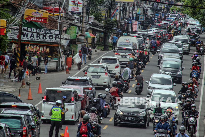 Sejumlah pengendara melintas di jalur wisata Puncak yang terpantau padat di Cipayung, Kabupaten Bogor, Jawa Barat, Kamis (3/3/2022). 