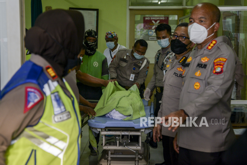 Polisi menutupi jenazah korban kecelakaan truk menggunakan kain di RSUD Bekasi, Jawa Barat, Rabu (31/8/2022).  Sebanyak tujuh jenazah korban kecelakaan truk yang menabrak tiang BTS hingga roboh dibawa ke RSUD Bekasi untuk diidentifikasi sebelum diserahkan kepada keluarga. Republika/Putra M. Akbar