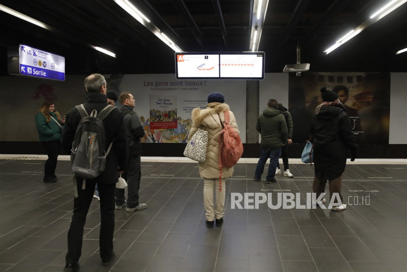Penumpang berdiri di stasiun Gare de Lyon di tengah gangguan dalam layanan kereta selama hari kedua pemogokan nasional yang dipimpin oleh serikat pekerja Prancis menentang reformasi yang direncanakan pemerintah terhadap sistem pensiun, di Paris, Prancis, Selasa (31/1/2023). Pemerintah Prancis berencana untuk menunda usia pensiun minimum dari 62 menjadi 64 pada tahun 2030. Kereta bawah tanah ibu kota akan beroperasi pada 50 persen dan hanya pada jam-jam sibuk.