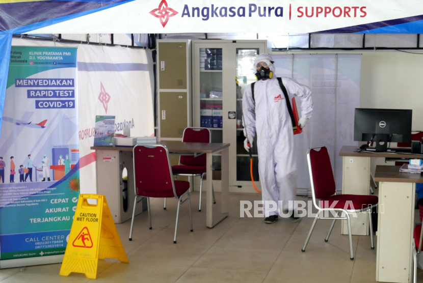 Petugas menyemprot cairan antiseptik ke tempat rapid test Covid-19 di Kulon Progo, ilustrasi