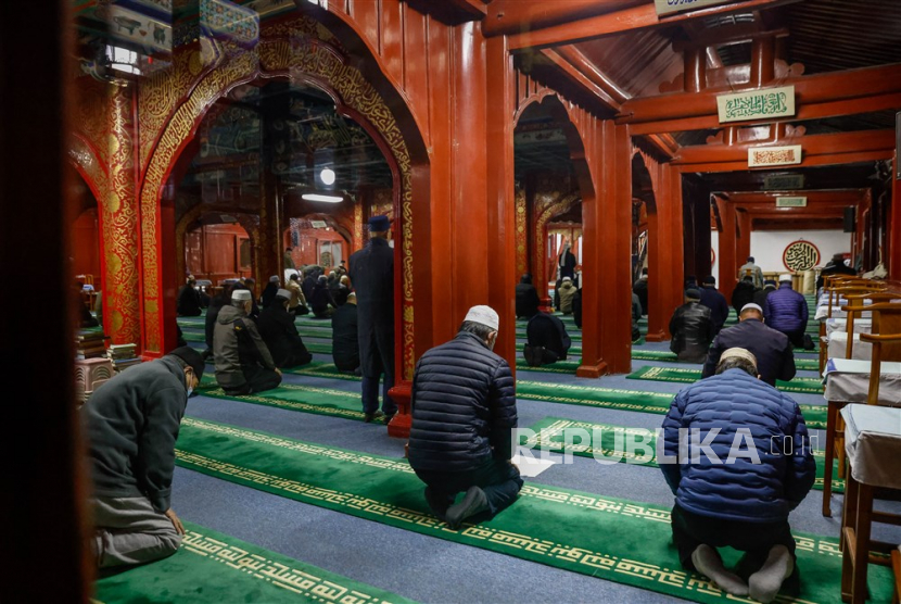Umat Muslim melaksanakan shalat subuh selama Ramadhan di Masjid Niujie di Beijing, China, Kamis (23/3/2023). 