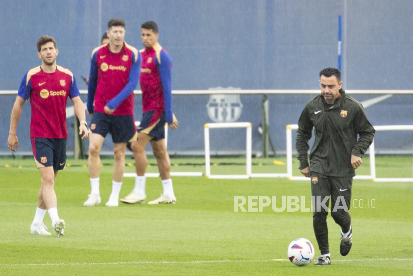 Pelatih FC Barcelona Xavi Hernandez (kanan) memimpin latihan timnya.