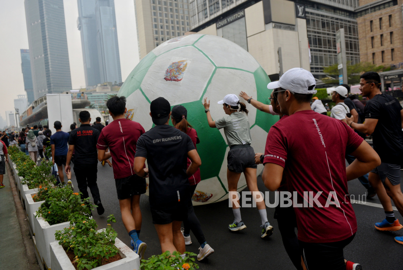 Residents take part in the U-17 World Cup Trophy Experience parade on Motor Vehicle Free Day (HBKB) at the Hotel Indonesia roundabout, Jakarta, Sunday (15/10/2023).