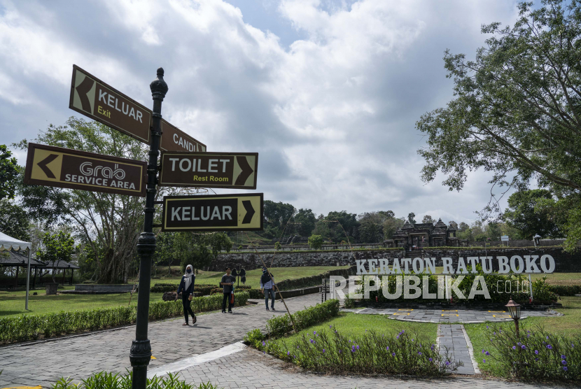 Wisatawan mengunjungi Kompleks Taman Wisata Candi Keraton Ratu Boko di Prambanan, Sleman, DI Yogyakarta, Jumat (3/7/2020). 