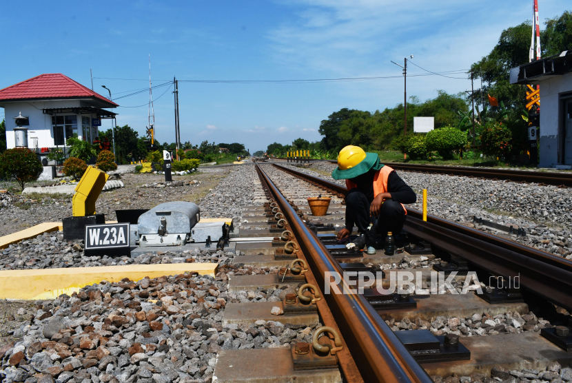 Petugas PT Kereta Api Indonesia (KAI) melakukan perawatan wesel rel pada jalur KA (ilustrasi)