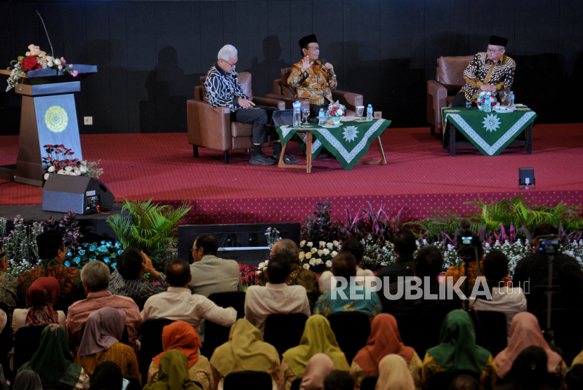Calon Presiden Ganjar Pranowo (kiri) dan cawapres Mahfud MD (tengah) bersama Sekretaris Umum PP Muhammadiyah Abdul Muti (kanan) 