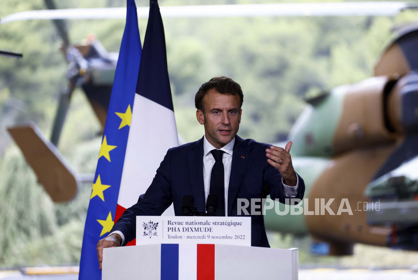  Presiden Prancis Emmanuel Macron menyampaikan pidatonya di pangkalan Angkatan Laut Prancis di Toulon, Prancis selatan, Rabu, 9 November 2022. Prancis sedang mempersiapkan latihan militer terbesarnya yang bakal melibatkan 12 ribu tentara, termasuk dari sekutu Organisasi Pertahanan Atlantik Utara (NATO). 
