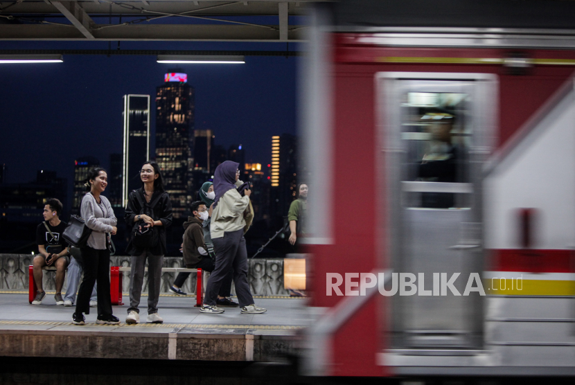 Penumpang menunggu kedatangan KRL Commuter Line di Stasiun Manggarai, Jakarta Selatan, Senin (29/4/2024). 