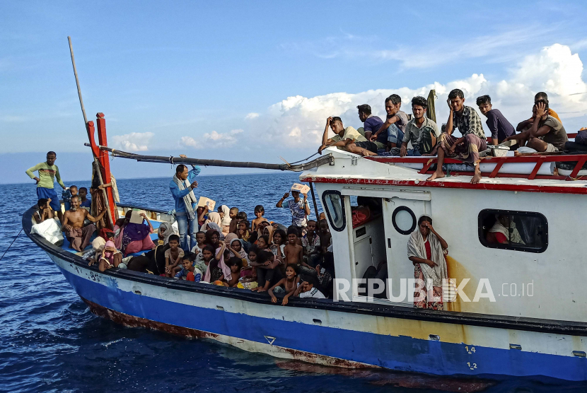 Rohingya, Pewaris Negeri Arakan (1). Foto: Pengungsi etnis Rohingya berada di atas kapal KM Nelayan 2017.811 milik nelayan Indonesia di pesisir Pantai Seunuddon. Kecamatan Seunuddon, Aceh Utara, Aceh. (24/6/2020). Sebanyak 94 orang pengungsi etnis Rohingya, terdiri dari 15 orang laki-laki, 49 orang perempuan dan 30 orang anak-anak  ditemukan terdampar sekitar 4 mil dari pesisir Pantai Seunuddon.  