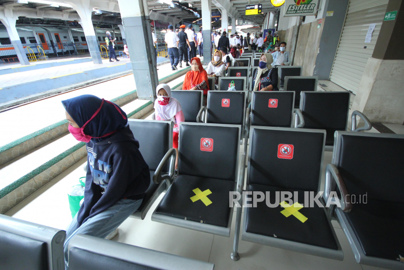Petugas memasang batas Physical distancing di kursi Stasiun Kereta Api Bandung, Rabu (3/6). PT Kereta Api Indonesia (KAI) akan menyediakan face shield gratis untuk para penumpang kereta.