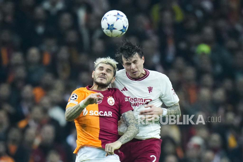 Galatasaray Mauro Icardi, left, goes for a header with Manchester United Victor Lindelof during the Champions League group A soccer match between Galatasaray and Manchester United in Istanbul, Turkey, Wednesday, Nov. 29, 2023. 