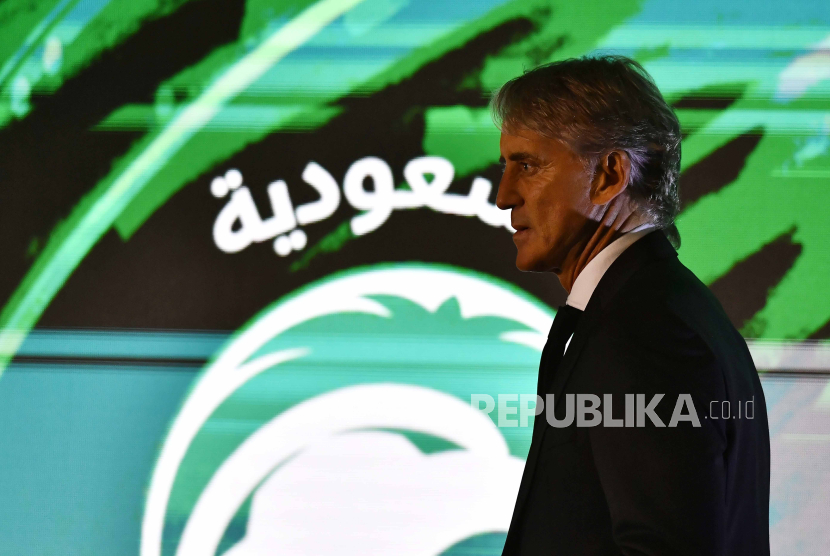 Roberto Mancini dari Italia menghadiri konferensi pers setelah ia ditunjuk sebagai pelatih kepala tim sepak bola nasional Saudi, di Riyadh, Arab Saudi, (28/8/2023).