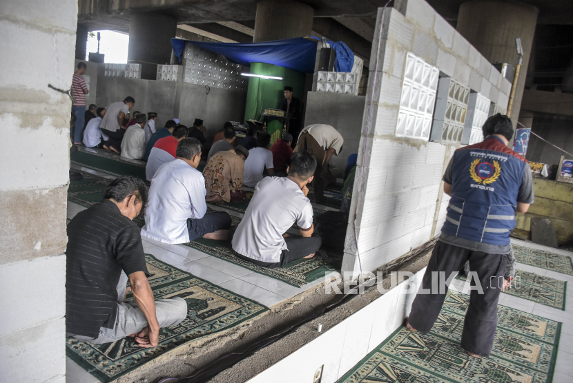 Ilustrasi remaja masjid melaksanakan sholat Jumat.