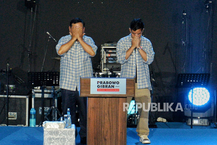 Paslon capres dan cawapres nomor urut 2 Prabowo Subianto dan Gibran Rakabuming Raka memanjatkan doa usai menyampaikan pidato di hadapan pendukungnya di Istora Senayan, Jakarta Pusa, Rabu (14/2/2024). 
