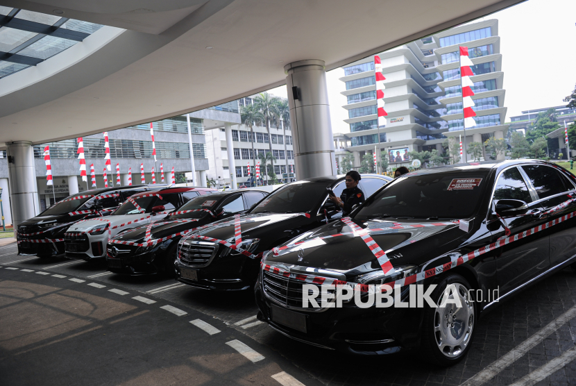 Deretan kendaraan mobil sitaan Kejaksaan Agung RI di parkir di depan Gedung Jampidsus, Kejaksaan Agung RI, Jakarta, Selasa (5/7/2025). Kejaksaan Agung RI menyita lima unit mobil mewah yang diduga milik tersangka kasus dugaan korupsi tata kelola minyak mentah Riza Chalid. Kelima mobil tersebut terdiri dari satu unit Toyota Alphard, Mini Cooper, dan tiga unit Mercedes-Benz.