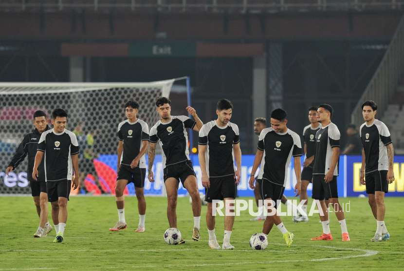 Pemain Timnas Indonesia  saat menjalani sesi latihan resmi di Stadion Utama Gelora Bung Karno, Senayan, Jakarta, Kamis (14/11/2024). Sesi latihan resmi tersebut digelar dalam rangka mempersiapkan laga melawan Jepang pada laga babak ketiga Kualifikasi Piala Dunia 2026 Grup C pada Jumat (15/11) besok.