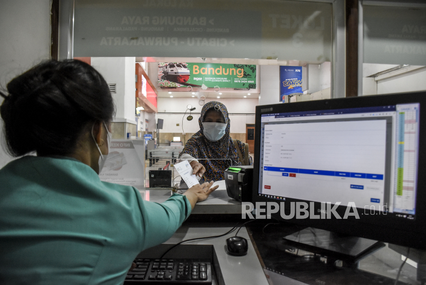 Calon penumpang kereta api (KA) lokal membeli tiket dengan menyertakan sertifikat vaksinasi Covid-19 di Stasiun Bandung, Kota Bandung, Kamis (16/9). PT Kereta Api Indonesia (KAI) Daerah Operasi (Daop) 1 Jakarta mulai hari ini (26/10) menerapkan ketentuan baru untuk pemesanan tiket kereta api (KA) jarak jauh.