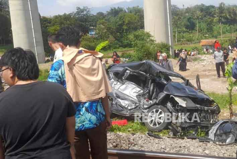 Kondisi mobil yang tertabrak feeder kereta cepat di pelintasan kilometer 142+9 wilayah Kampung Sumur Bor, Desa Cilame, Kecamatan Ngamprah, Kabupaten Bandung Barat, Kamis (14/12/2023).