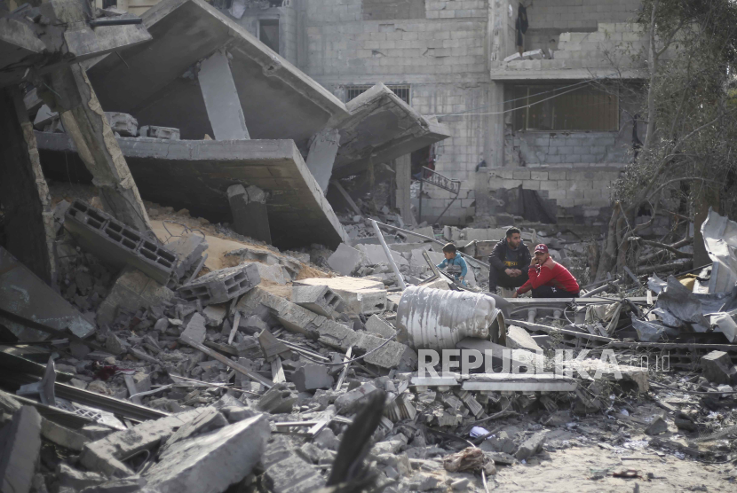 Warga Palestina menyaksikan kehancuran akibat bombardir Israel di Jalur Gaza di Rafah pada Senin, 12 Februari 2024. 